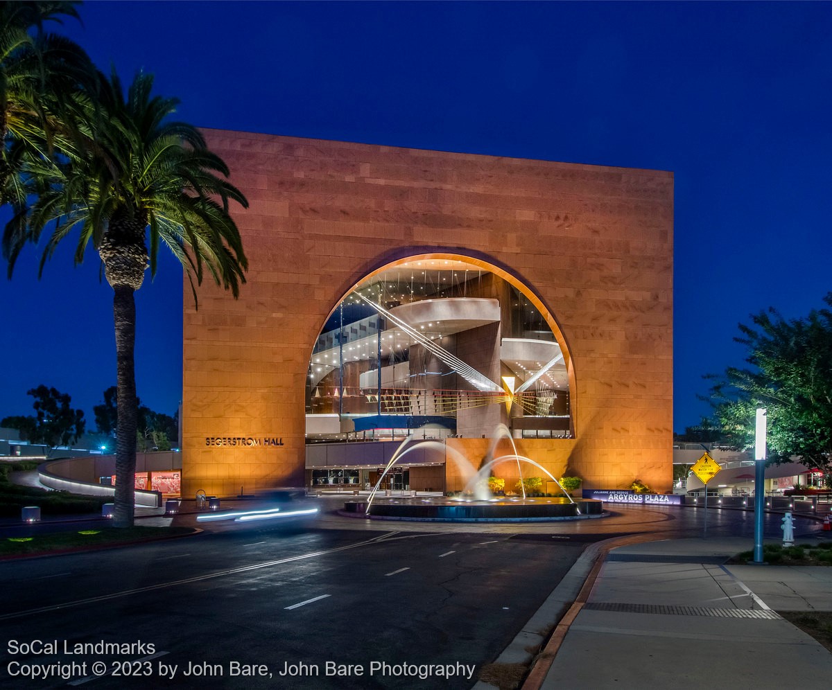 COSTA MESA, CALIFORNIA - 5 MAY 2023: Unity Bridge, connecting South Coast  Plaza and Town Center and The Segerstrom Center. Stock Photo