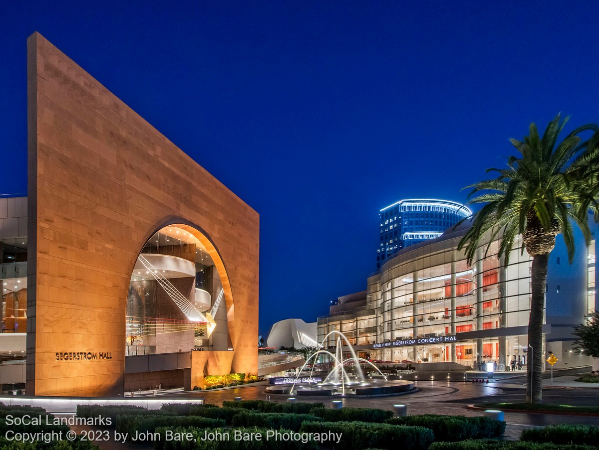 COSTA MESA, CALIFORNIA - 5 MAY 2023: Unity Bridge, connecting South Coast  Plaza and Town Center and The Segerstrom Center. Stock Photo